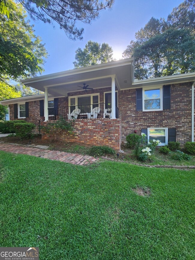 Building Photo - 302 Kelso Dr SW