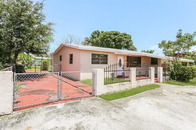 Building Photo - 731 NW 175th Dr