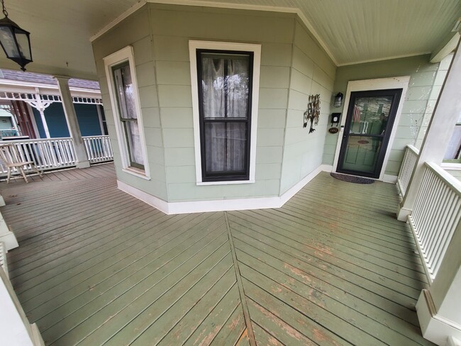 Photo - 633 Moulton St E