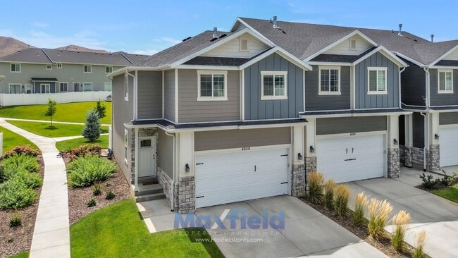 Photo - Spacious 5-Bedroom End-Unit Townhome with ...