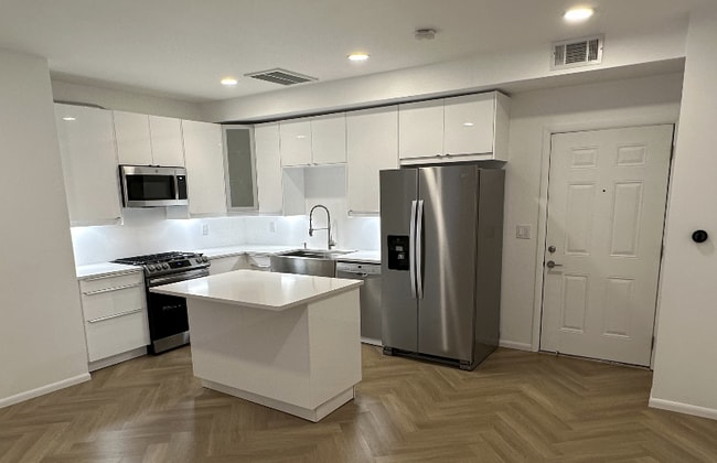 Photo - 1119 Poinsettia Dr