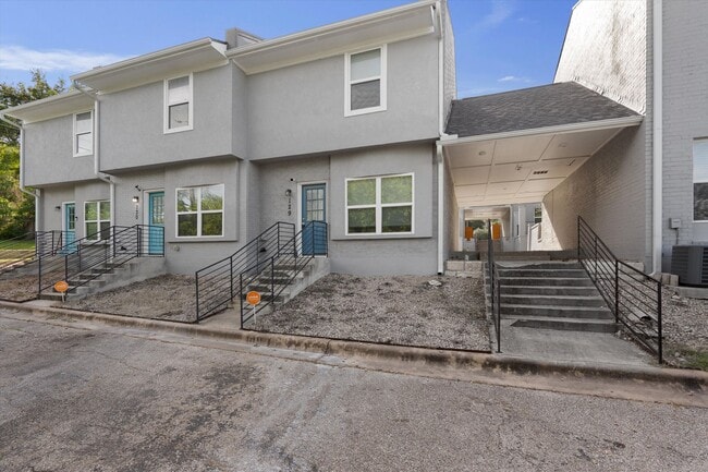 Photo - 6211 Manor Rd