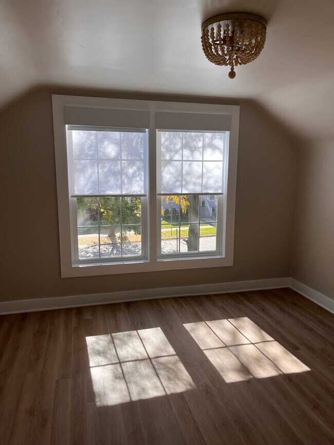 Charming Primary bedroom - 633 Glenview Ave Unit 2
