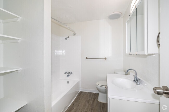 2BR, 1BA - 800SF - Bathroom