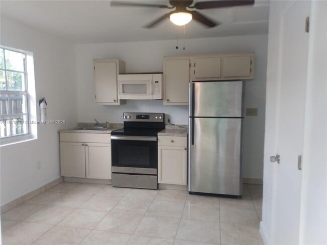 Building Photo - 980 NW 109th St Unit B-REAR Rental