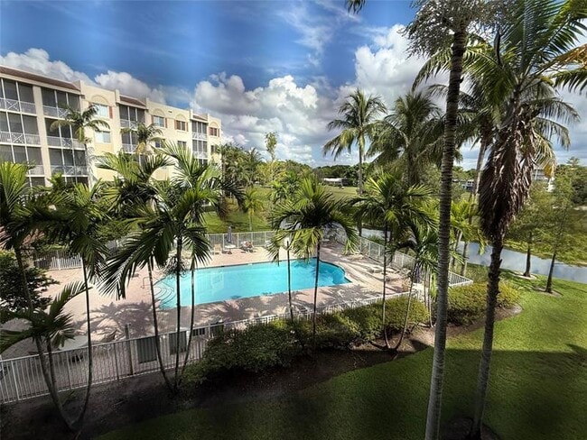Photo - 3500 Oaks Clubhouse Dr Unit 303
