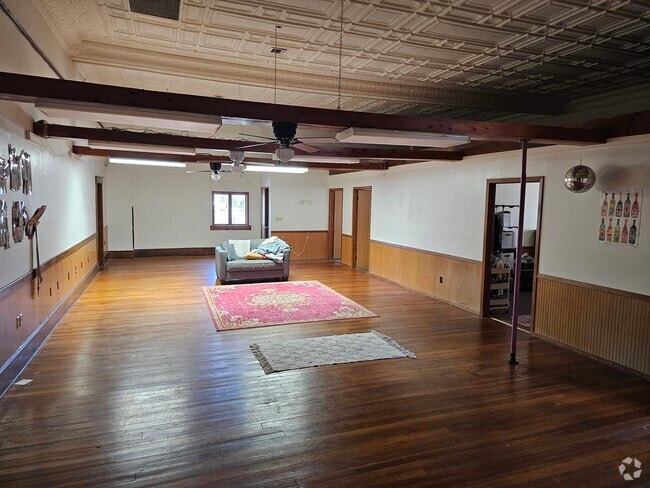 Building Photo - 14 E Main St Unit Massive Main St apartment