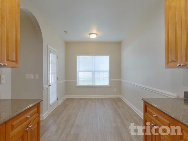 Photo - 2304 Larkspur Ln