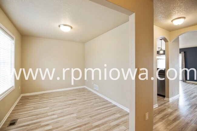 Photo - FINISHED BASEMENT!! 4 Bedroom, 3.5 Bathroom in an Established Neighborhood
