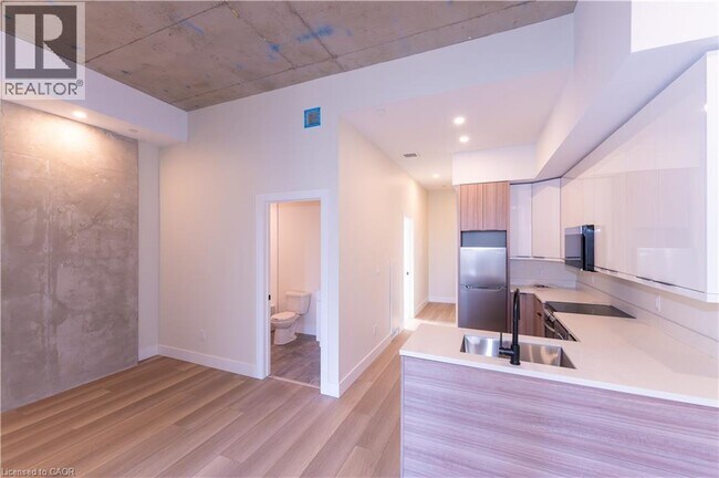 Photo - 169 James St S Unité 604