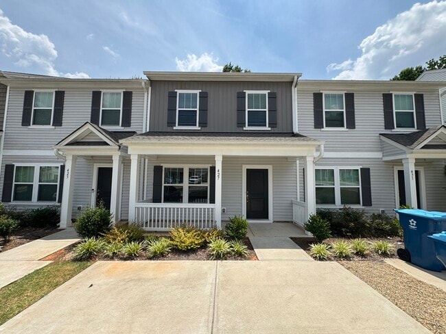 Three bedroom 2 1/2 at townhome close to s... - Three bedroom 2 1/2 at townhome close to s...