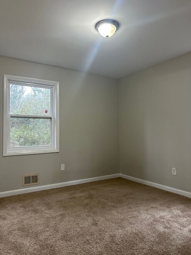 Photo - 4 bed and 1.5 bath in Decatur!