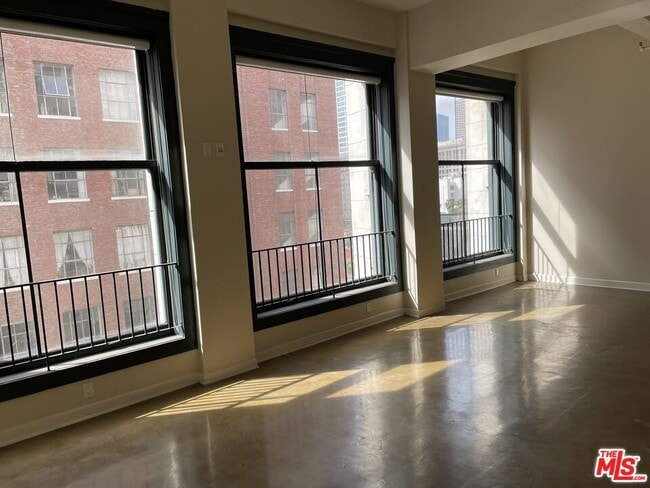 Photo - 315 W 5th St Unit 905