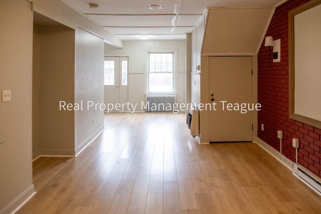 Building Photo - 1 S Main St Unit 1 South Main Fl 1