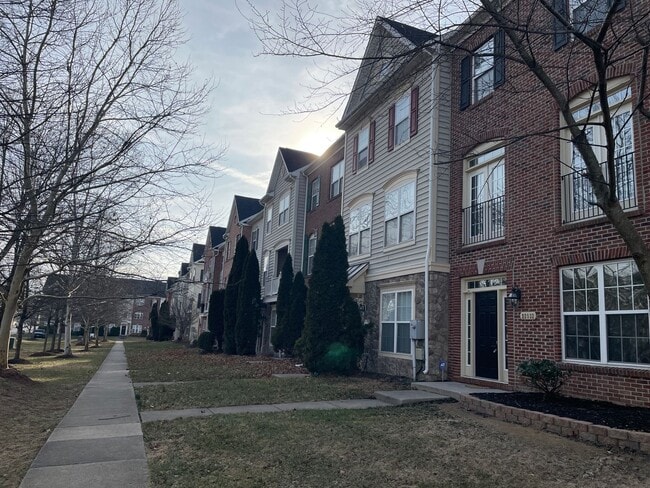 Building Photo - Stunning Light-Filled 3 Bed 2/2 Bath Townhome In Sought After Brambleton