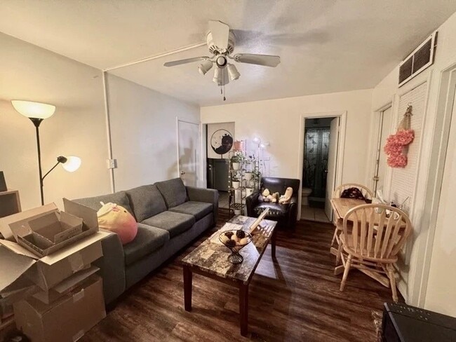 Building Photo - 102 N Lincoln Ave