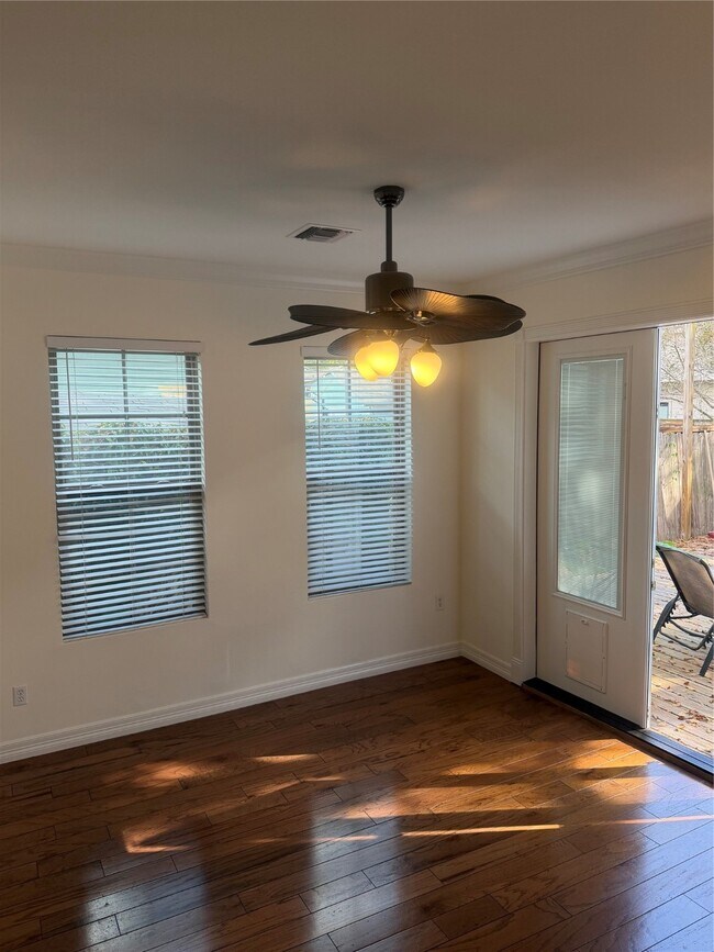 Photo - 3911 Barnes St