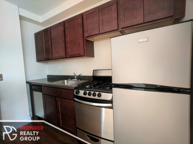 Building Photo - 814 W Diversey Pky Unit 4 Rental
