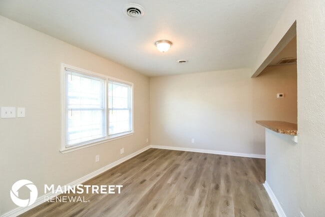 Photo - 1105 Locust Dr