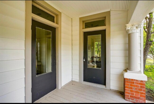 Photo - 715 SW 10th St