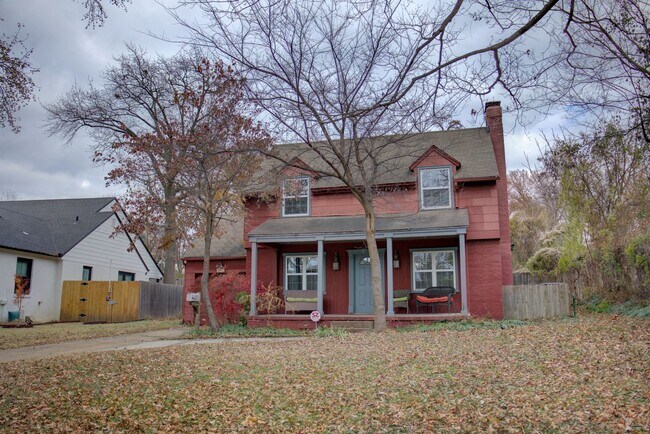 Photo - 3-bedroom, 2.5-bath home with mostly hardwood floors