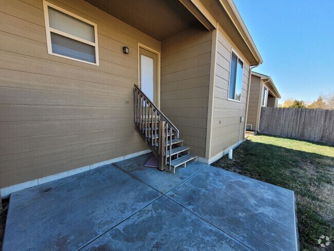 Building Photo - $1575 - 4 bedroom/ 2 bathroom - Gorgeous q... Unit 2323 Rental