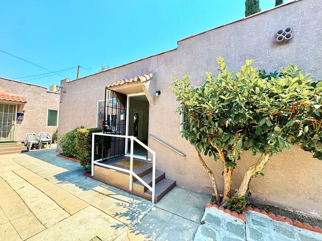 Building Photo - 5223 De Longpre Ave Unit 5223.5