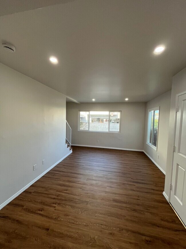 Unidad A - Sala de estar - 2411 Harriman Ln