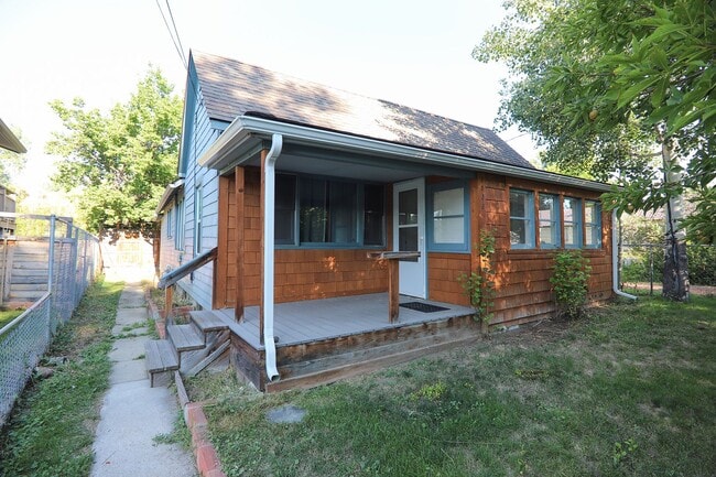 Building Photo - 1 bed 1 bath home along the river