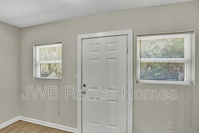 Photo - 31 E 45th St