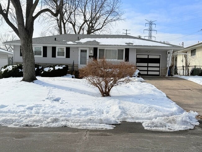 Building Photo - 3 Bedroom 2 BathHome