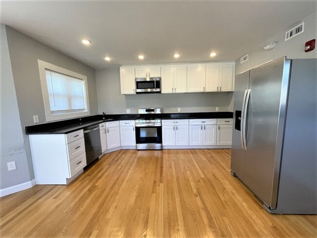 Building Photo - 539 Lincoln Ave Unit 2 Rental