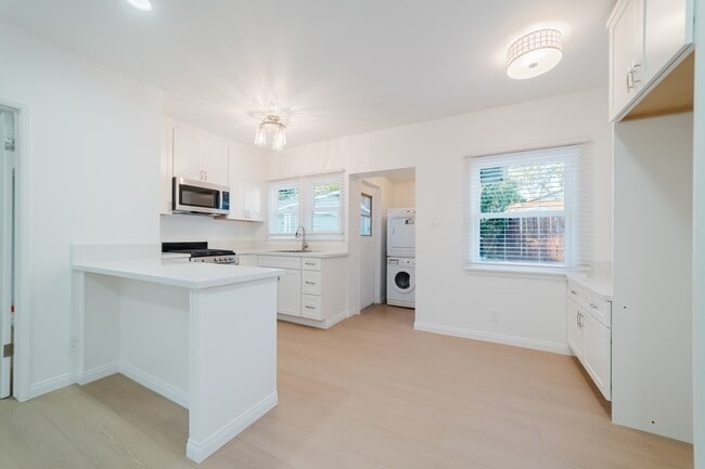 Building Photo - 681 Hillside Terrace