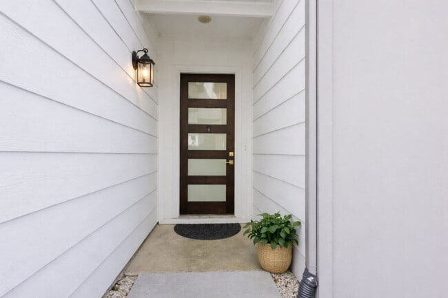 Photo - 6559 Sealey St