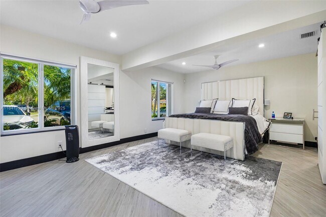 Building Photo - 517 S Riverside Dr Rental