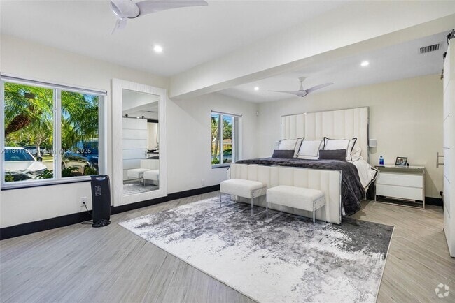 Building Photo - 517 S Riverside Dr Rental