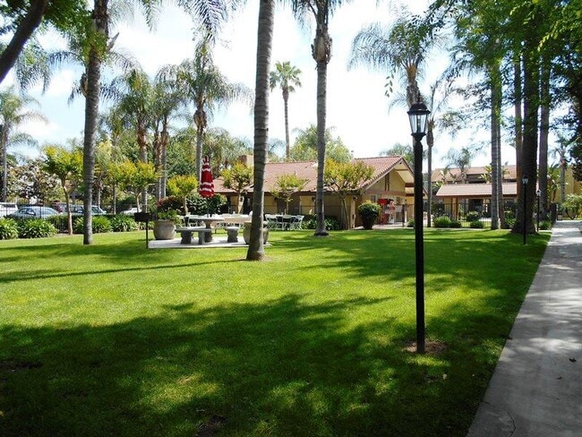 Building Photo - 2881 Huntington Blvd Unit 93721