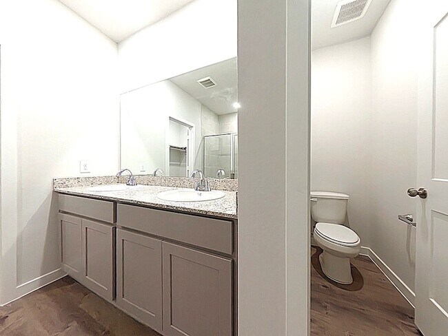 Photo - 523 Shoreview Dr