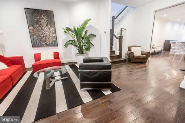 Photo - 1890 Ontario Pl NW