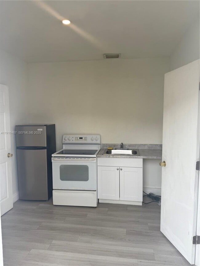 Photo - 2870 NW 19th St