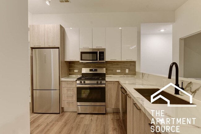 Building Photo - South Loop 3 bed 2 bath -- Updated Kitchen, HUGE Floorplan, Large Patio Unit 206