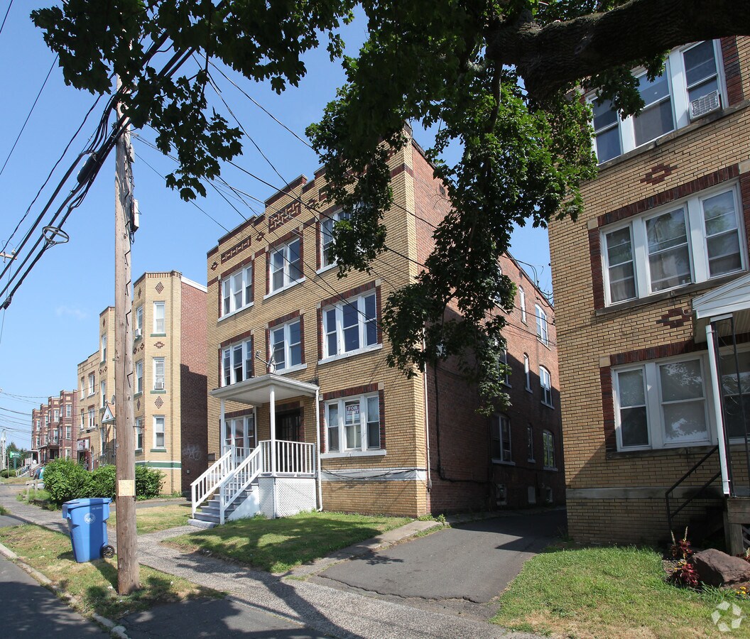 Photo - 617 W Main St Apartments