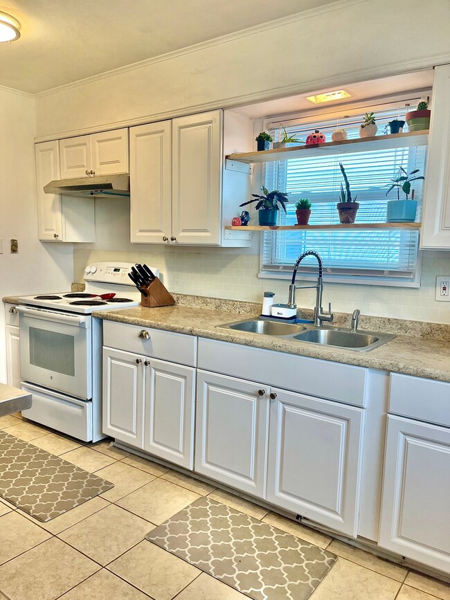 Photo - 549 W 13th St