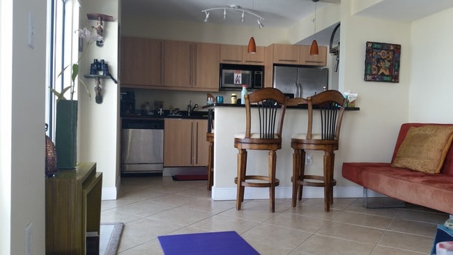 Building Photo - 7600 Collins Ave Unit 905