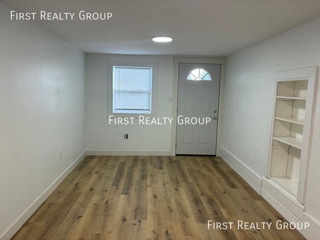104 1/2 E. Pearl Street-