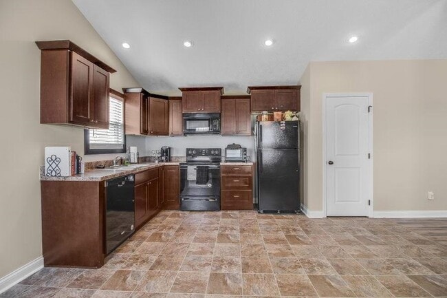 Photo - 418 Lansing Ln