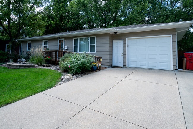 Building Photo - 617 N Cedar St Unit Upstairs