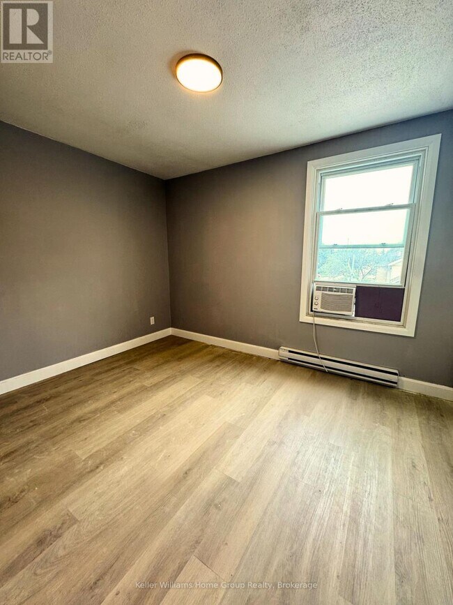 Photo - 116 Elora St S