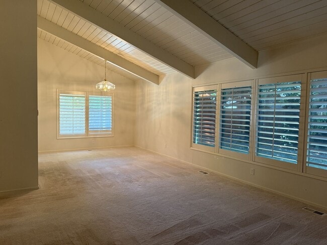 Photo - Beautiful Ranch-style Home In Raleigh Hills/ Royal Woodlands Neighborhood - Vaulted Ceilings, Exp...