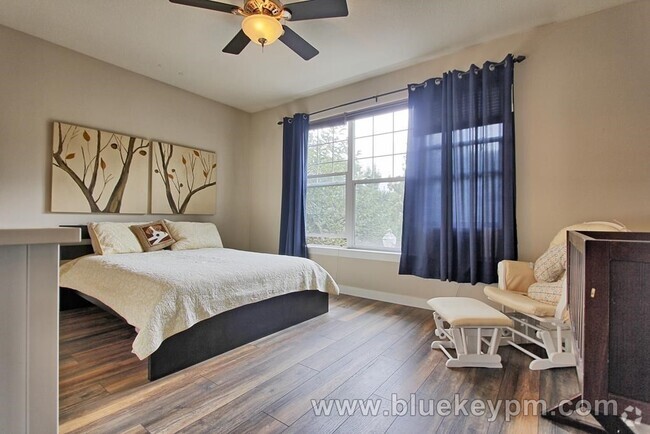 Building Photo - 3 Bed, 2.5 Bath  Townhome With Primary on ...